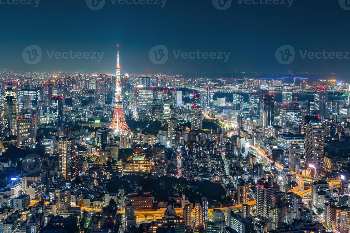 stadsbilden i tokyo på natten foto