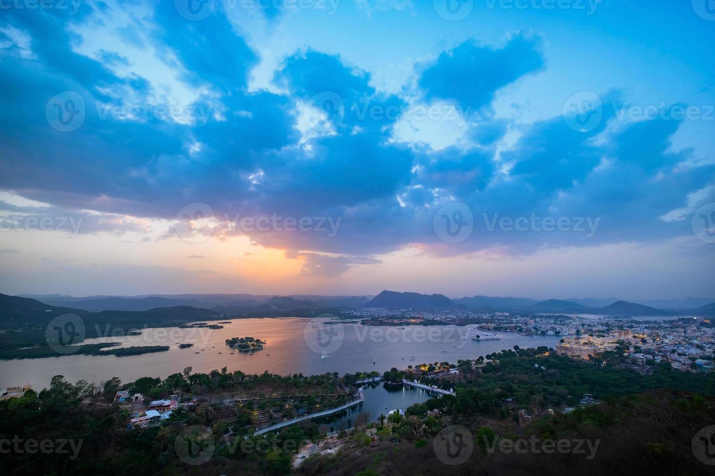 udaipur stad vid sjön Pichola på kvällen, Rajasthan, Indien foto