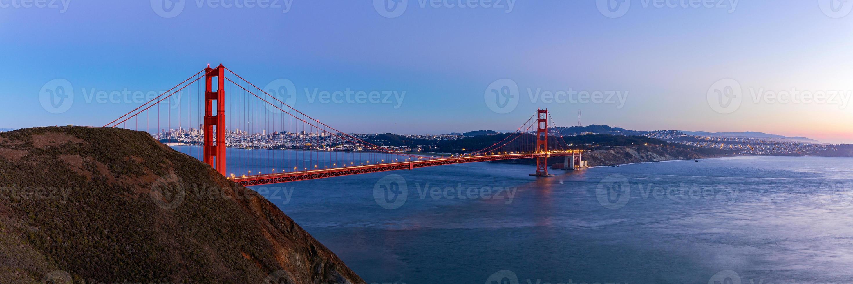 panoramautsikt över Golden Gate Bridge på skymningstid, San Francisco, USA. foto