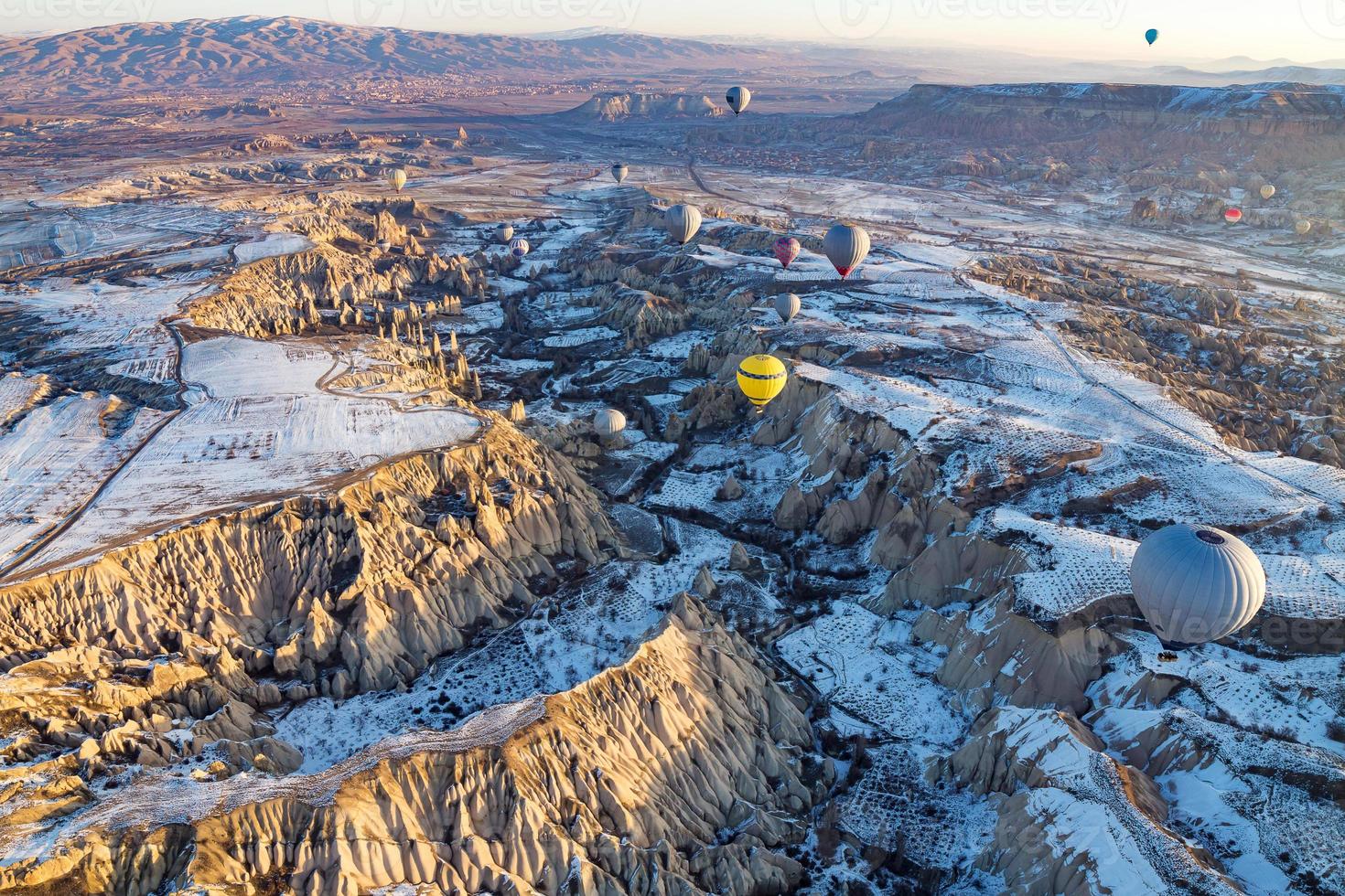 varmluftsballonger flyger över Kappadokien på vintern, Goreme, Turkiet foto