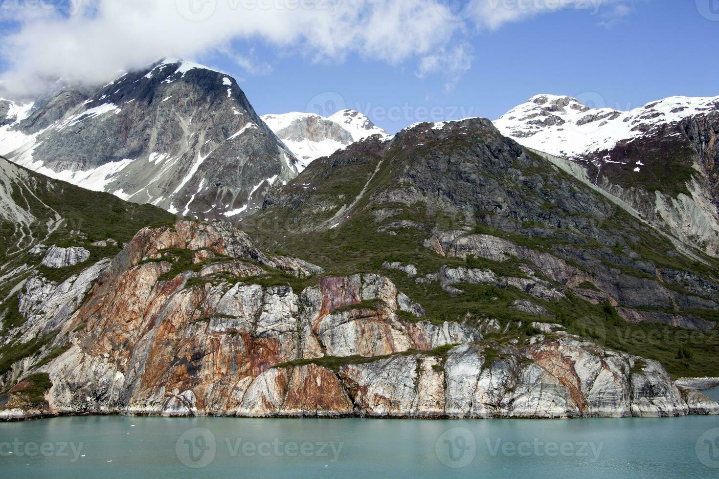 glaciär bukt nationell parkera färgrik klippig kustlinje foto