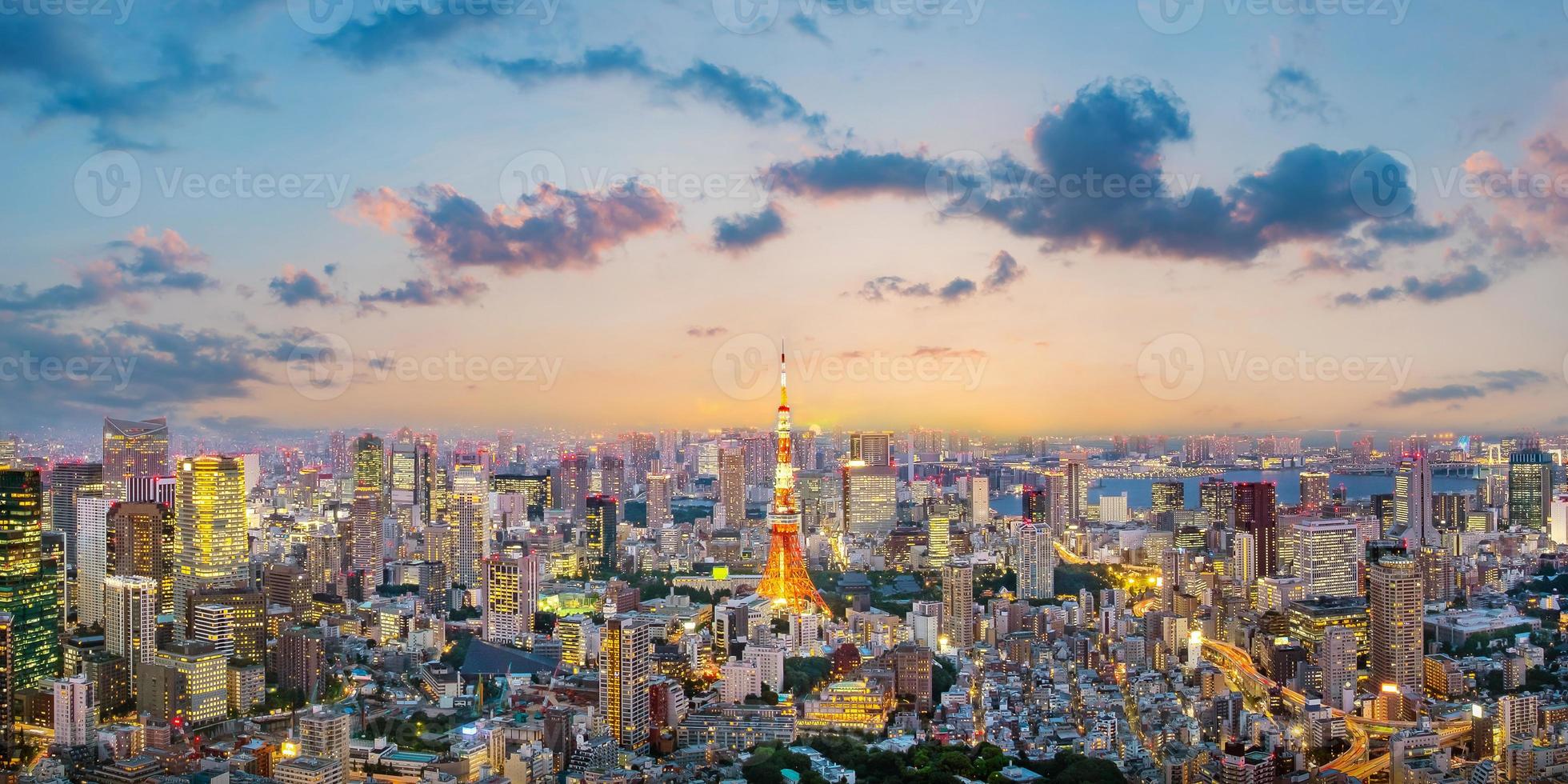 stadsbilden i tokyo vid solnedgången foto