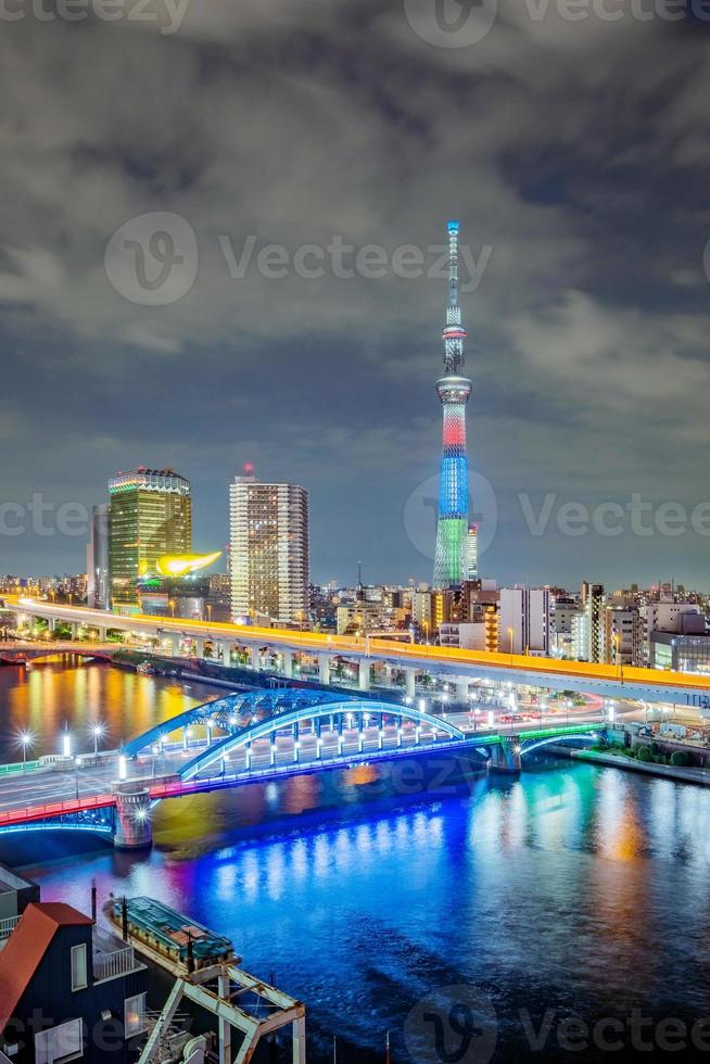 stadsbilden av tokyo på kvällen, japan foto