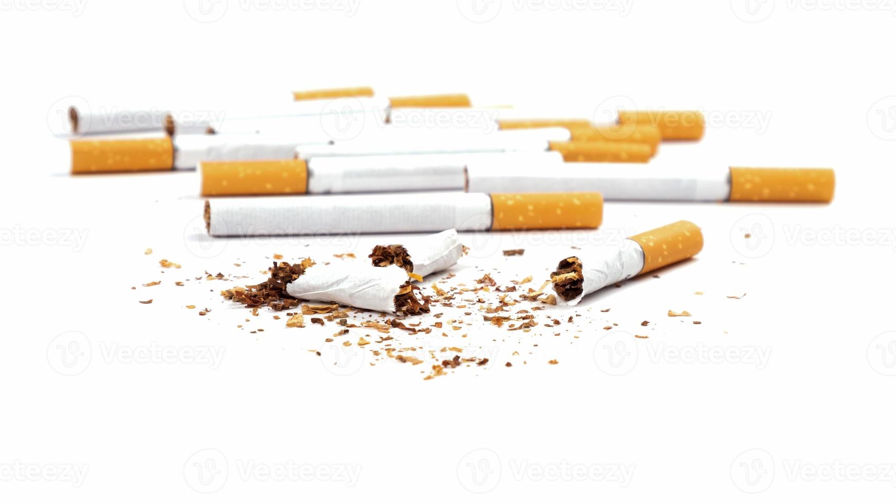 trasiga cigaretter isolerad på vit bakgrund, sluta röka foto
