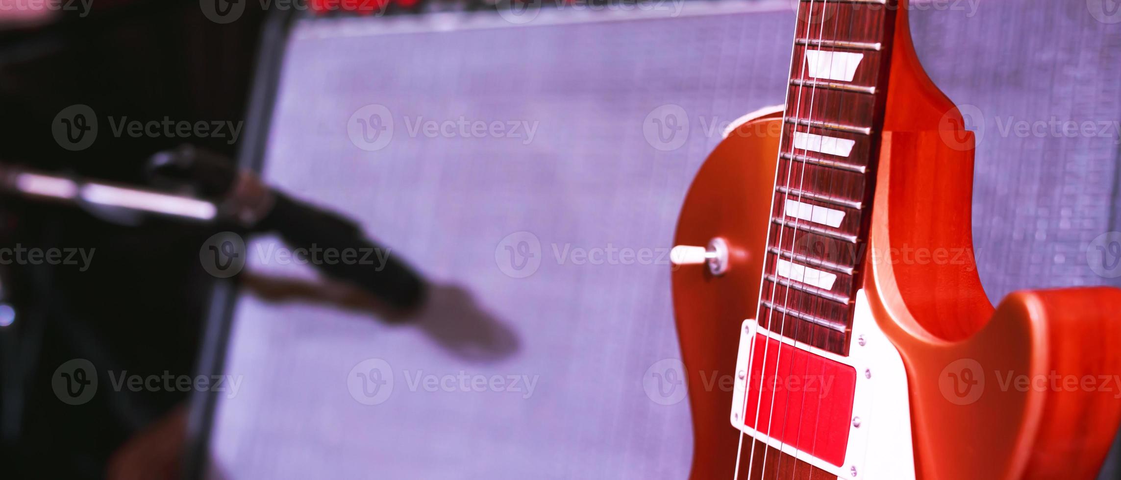 elektrisk gitarr. musikalisk instrument med på skede i konsert. foto