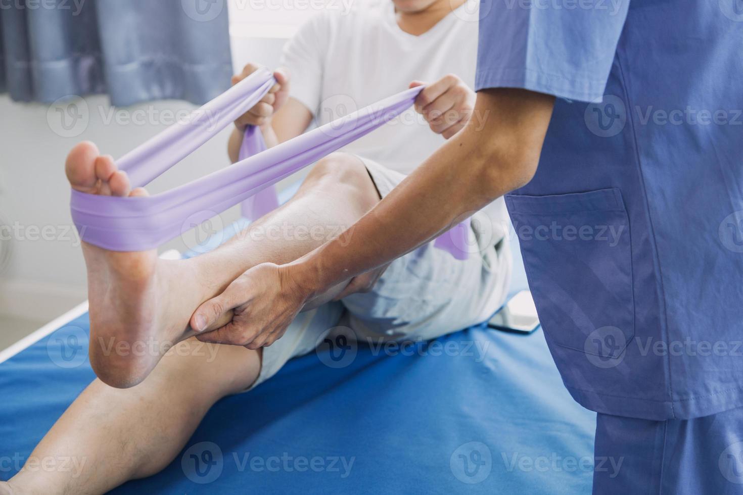 läkare eller fysioterapeut arbetssätt granskning behandla skadade ärm av idrottare manlig patient, stretching och träning, håller på med de rehabilitering terapi smärta i klinik. foto