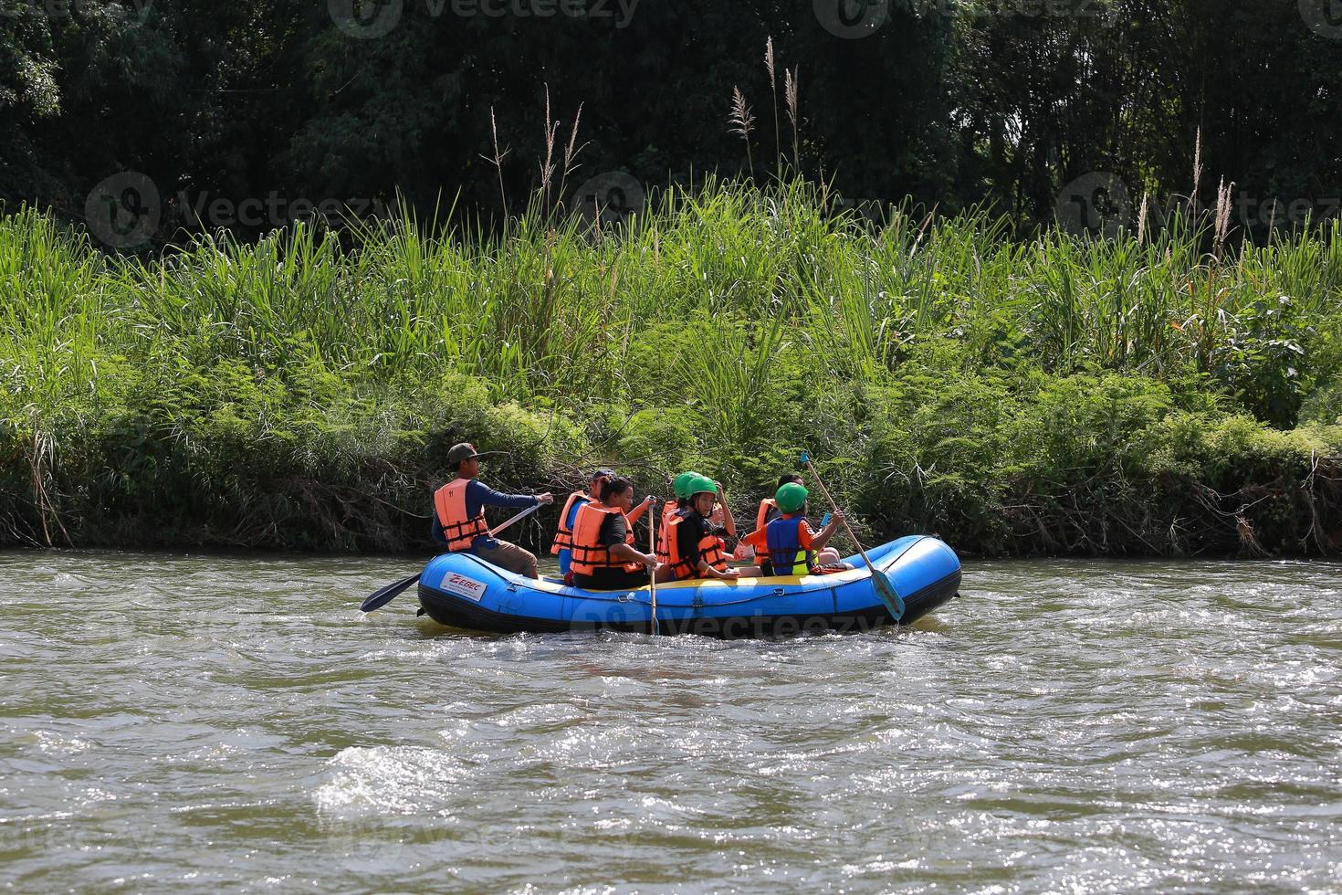 nakhonnayok, thailand, december 19 grupp av äventyrare håller på med vit vatten Flott på damm, på december 19, 2015, den flod är populär för dess naturskön natur se. foto