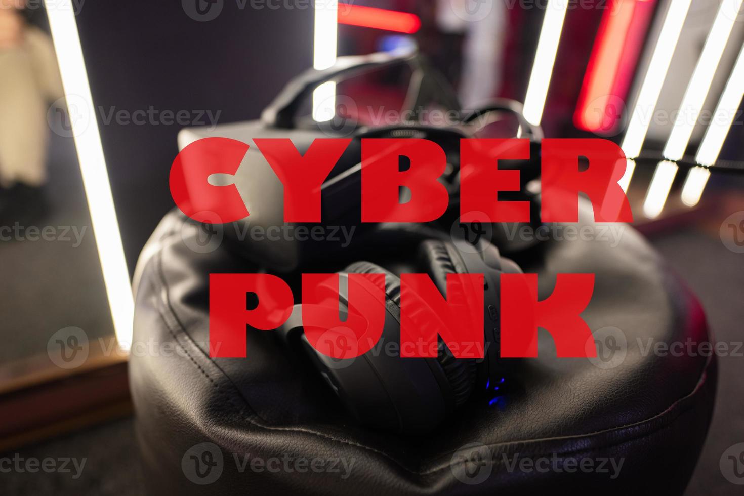 cyber punk- begrepp. professionell hörlurar med mikrofon och vr glasögon för video spel och cyber sporter på bakgrund. foto