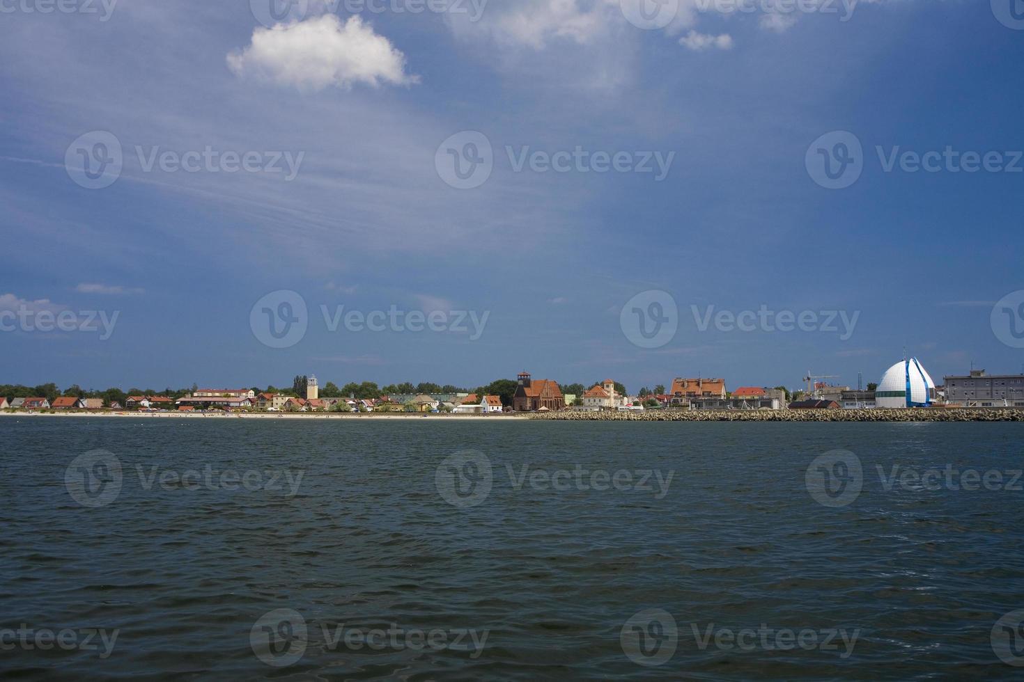 sommar se av de putsa stad av puck från de baltic hav foto