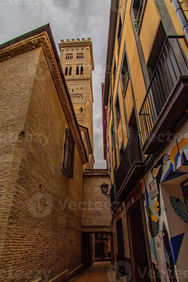 historisk kyrka i zaragoza i de smal mudejar gator av de stad foto