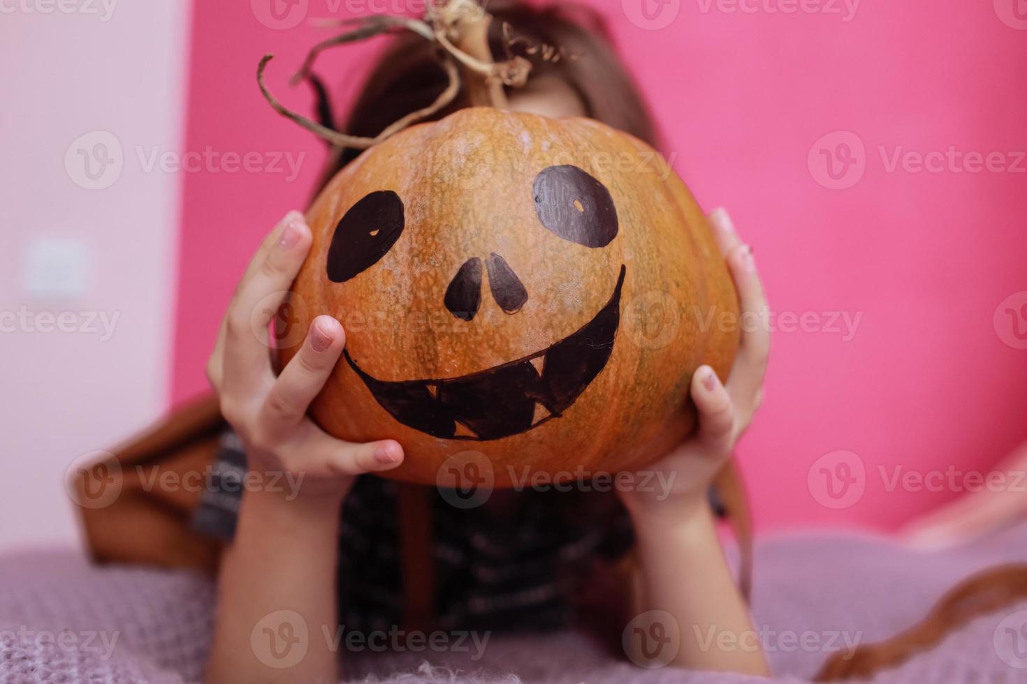 glad Halloween. flicka in med en snidningspumpa. lycklig familj förbereder sig för halloween. foto