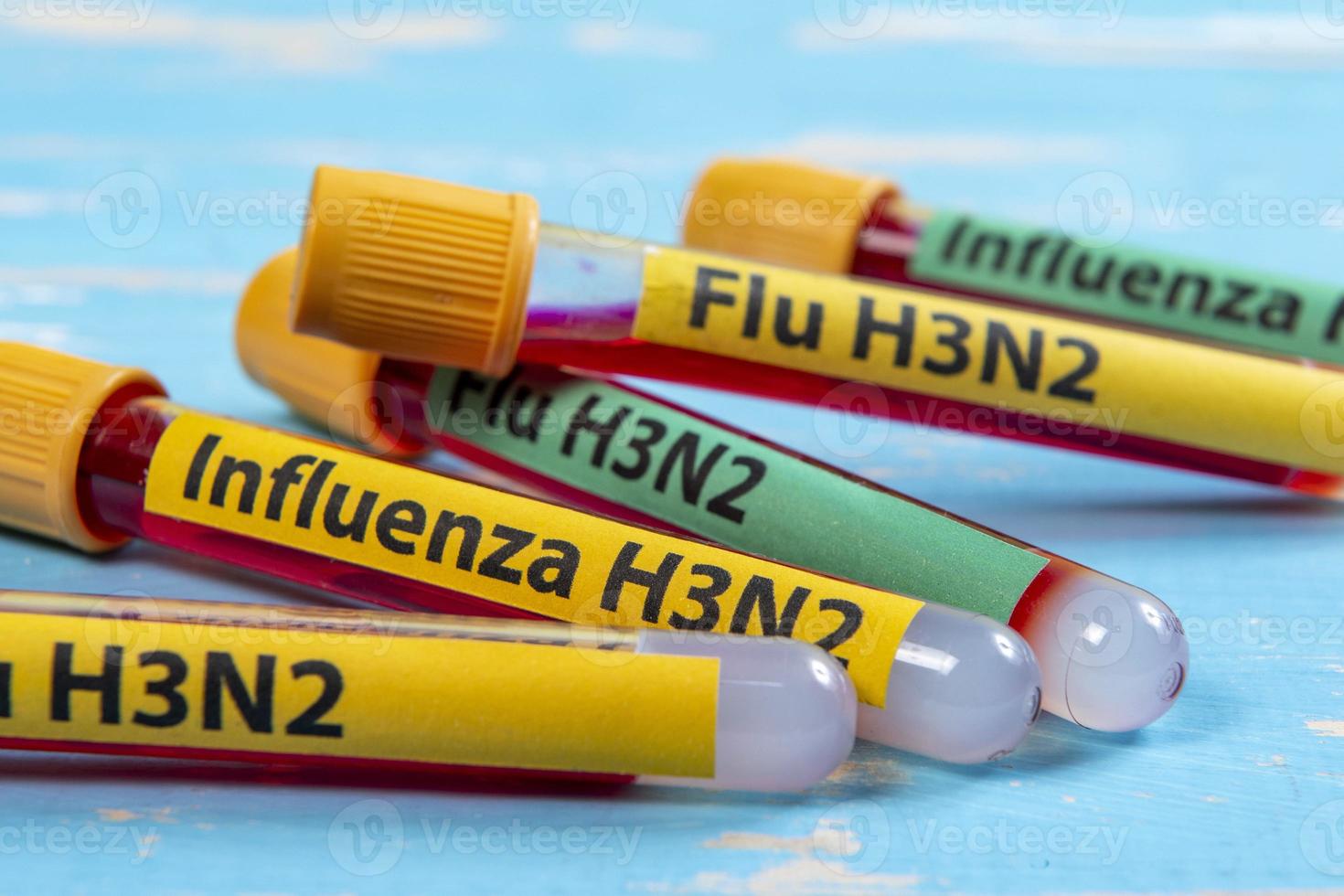 Vakuum rör för blod samling skriven influensa h3n2 i referens till de influensa typ foto