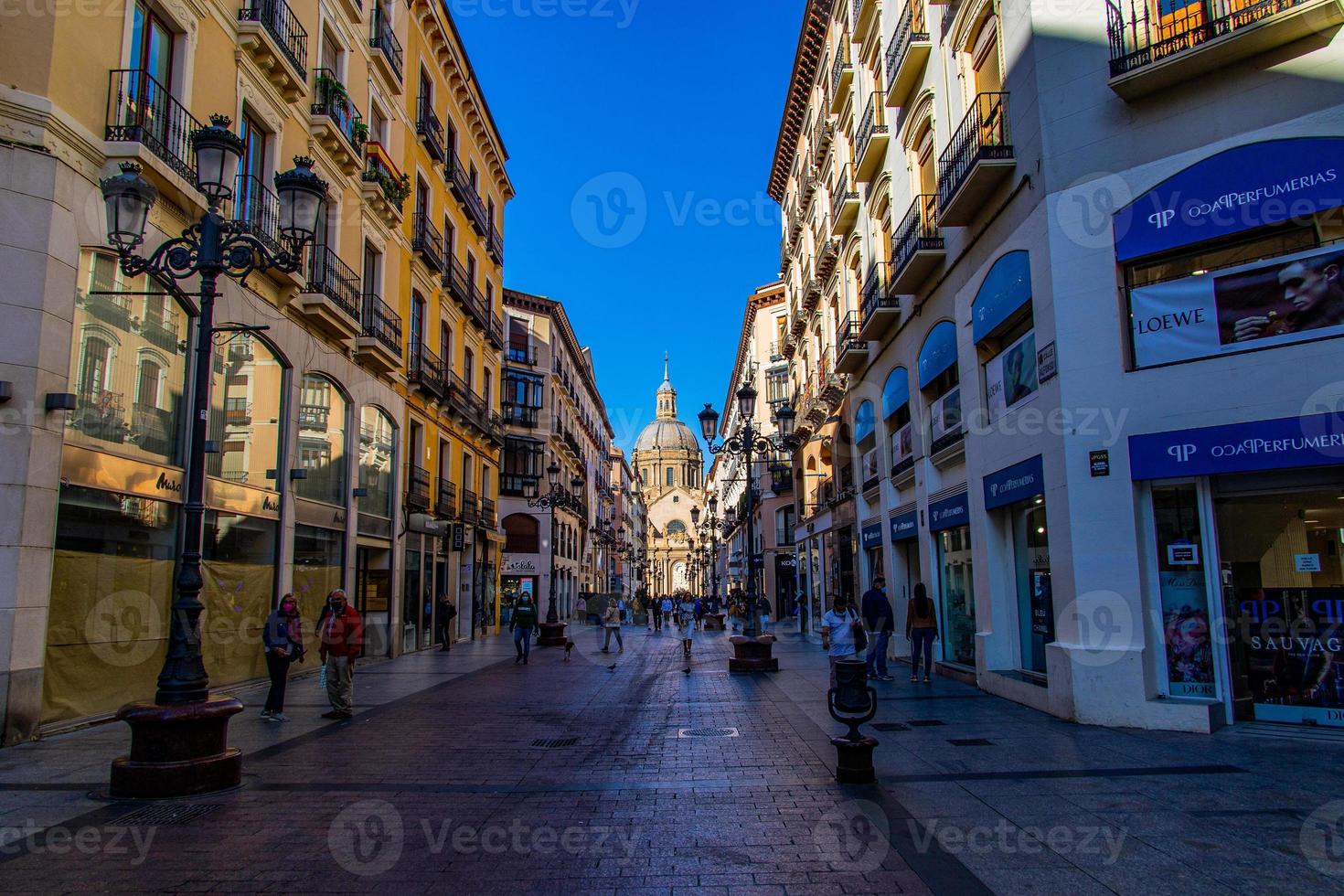 tyst historisk gator i de gammal stad av zaragoza, Spanien foto