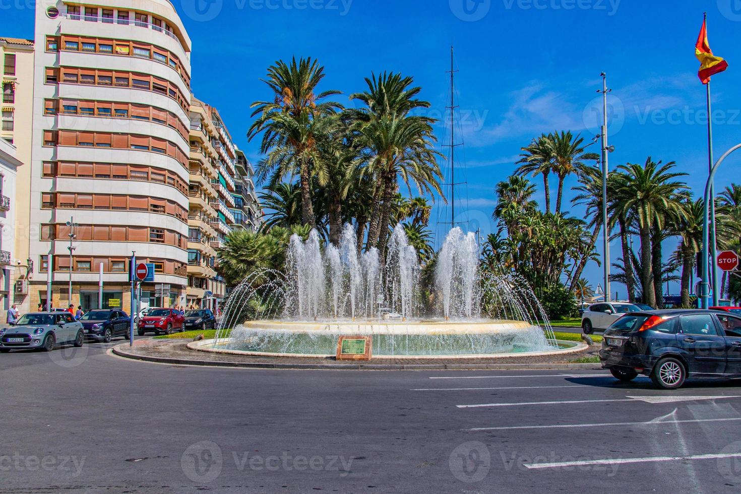 fontän i de stad Centrum av alicante på en värma sommar Semester dag foto