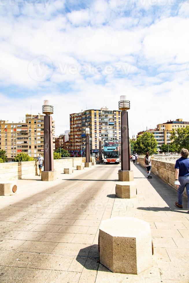 historisk sten bro i zaragoza Spanien med trafik på en sommar dag foto