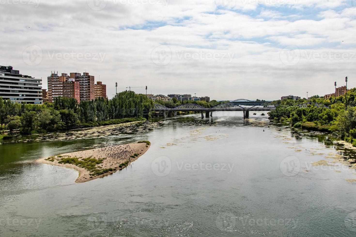 modern landskap av zaragoza Spanien i sommar dag med flod och bro foto