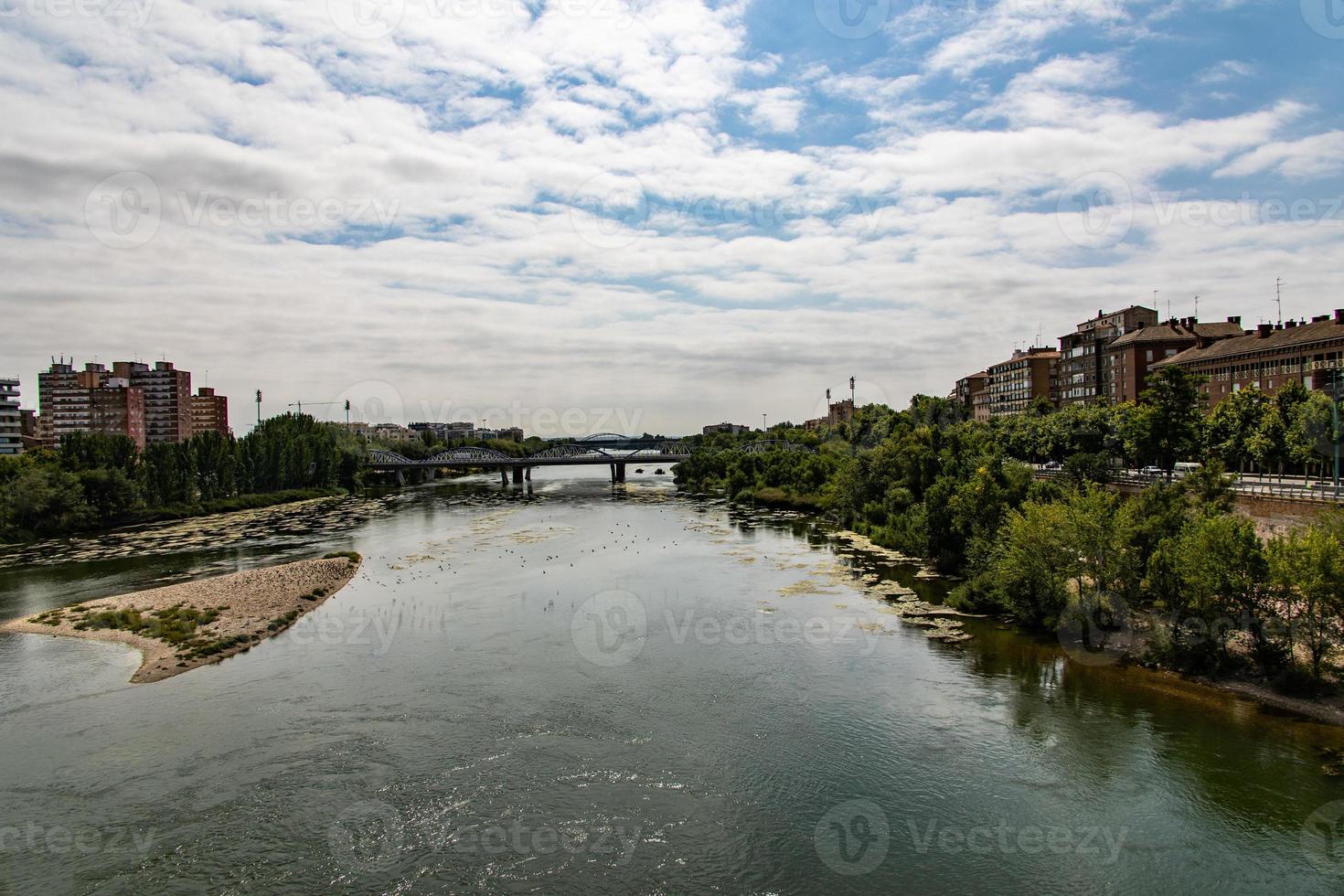 modern landskap av zaragoza Spanien i sommar dag med flod och bro foto