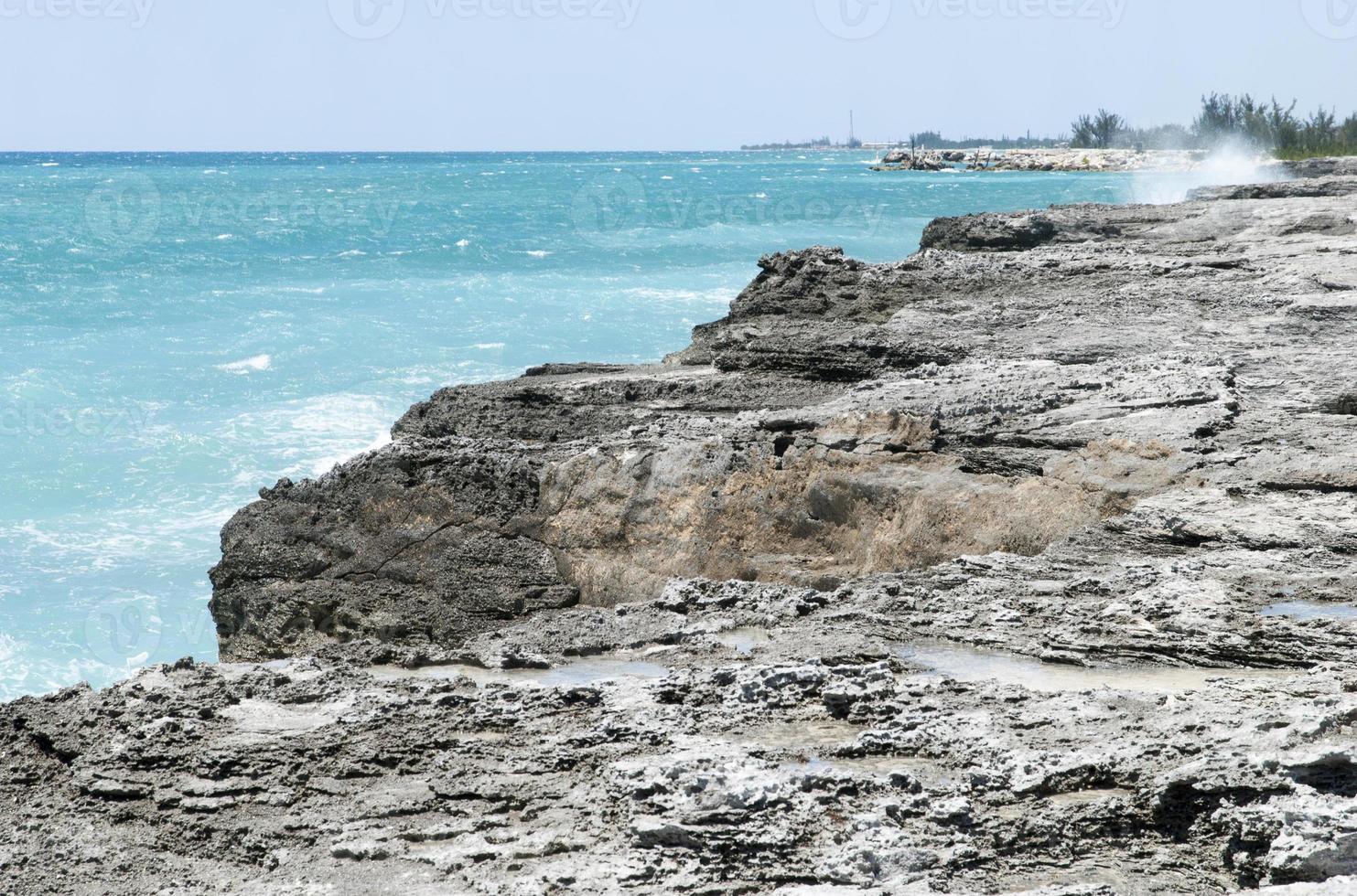 stor bahama ö klippig strand foto