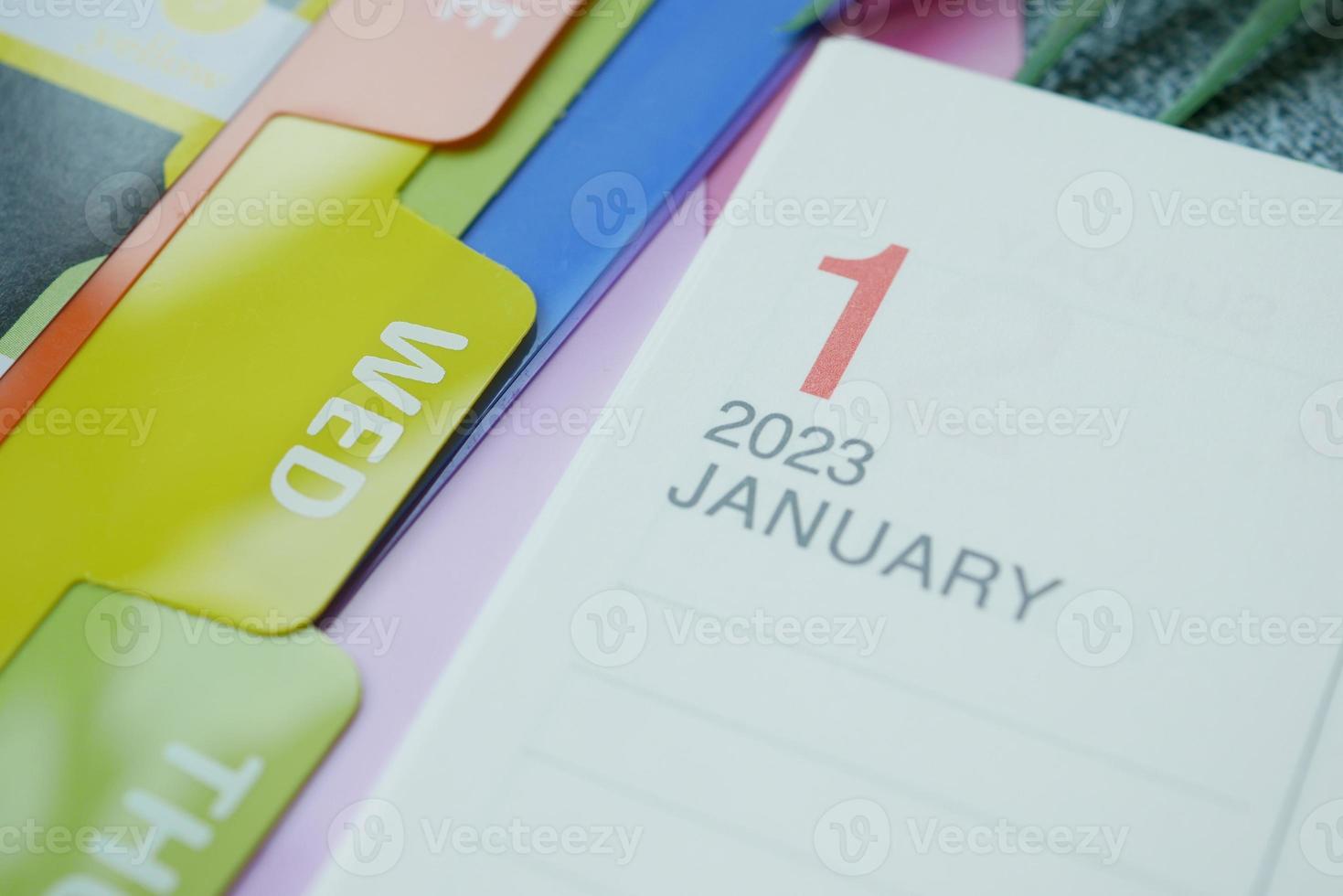 2023 år kalender på kontor skrivbord foto