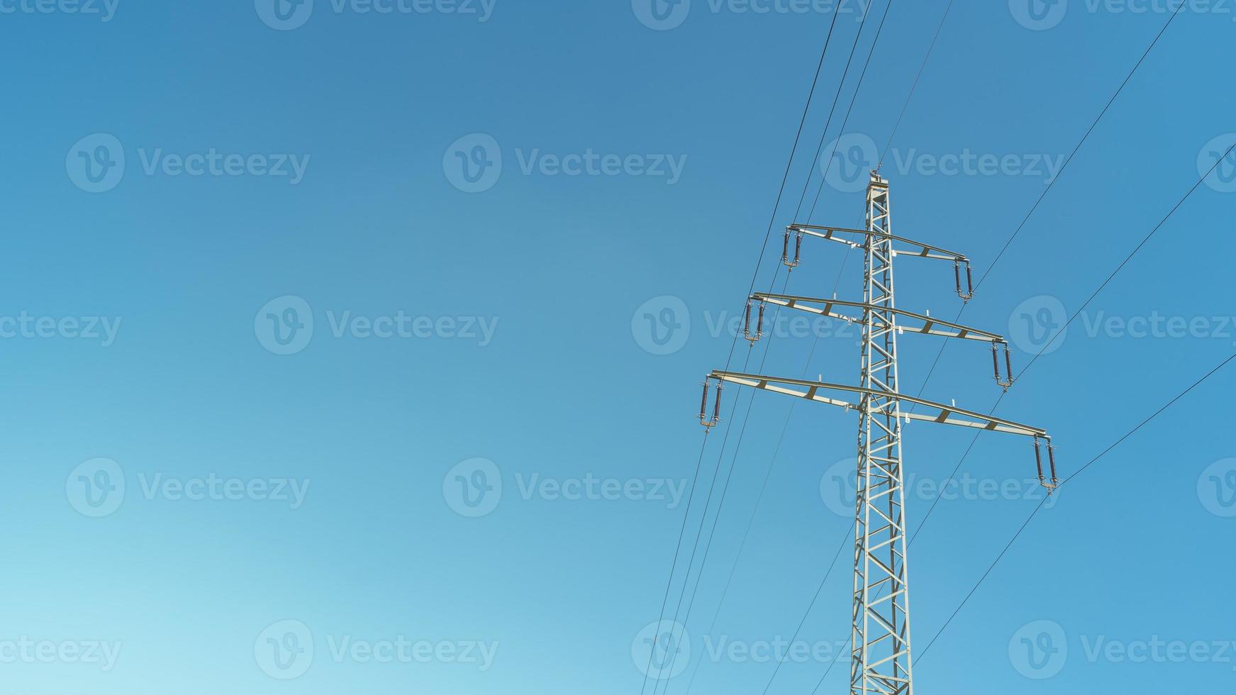 modern hög Spänning elektrisk kraft torn och tråd rader i Tyskland, i de blå himmel och solnedgång färger och kopia Plats. begrepp av energi tillförsel och energi kris. foto