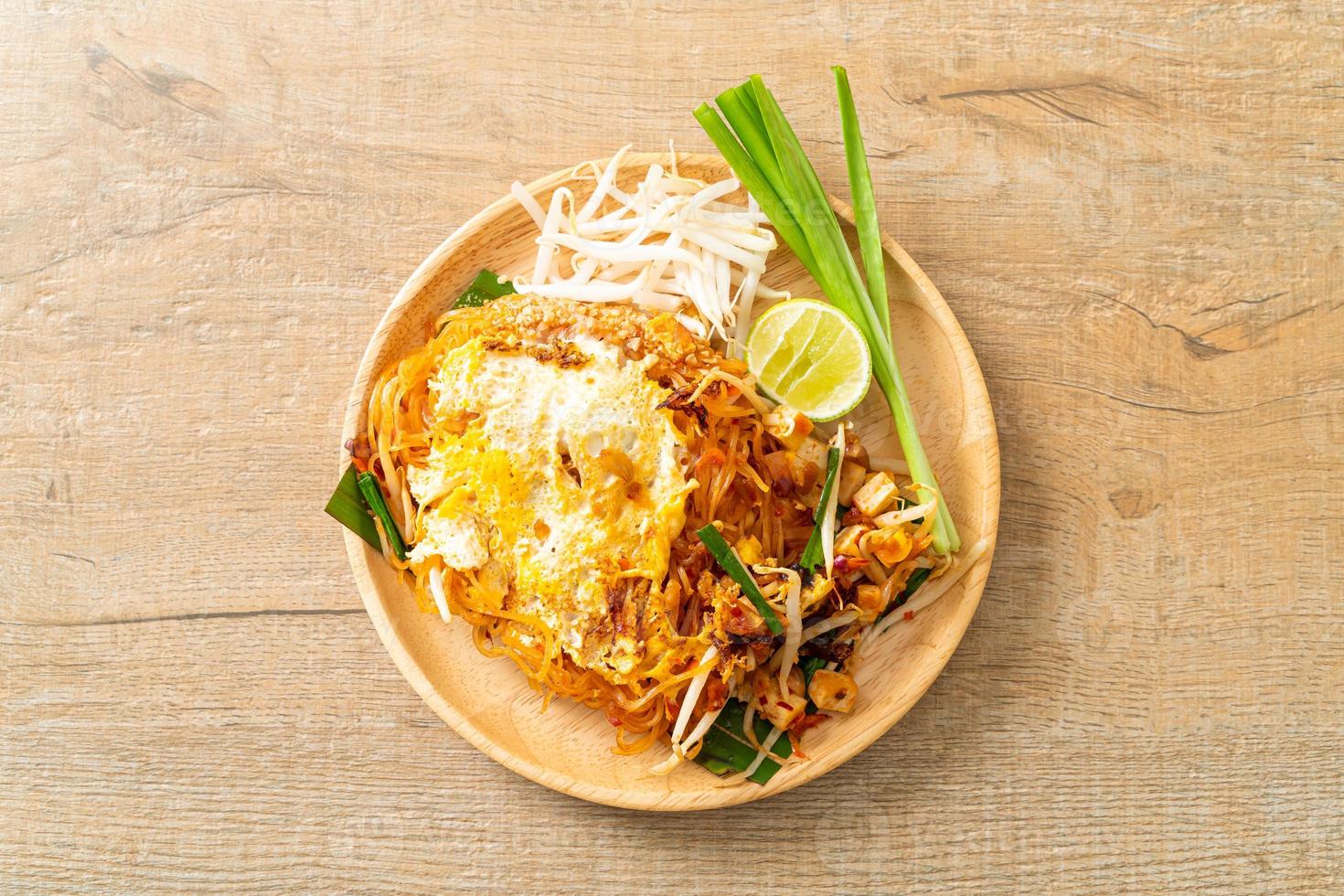 pad thai - rör stekta nudlar i thailändsk stil med ägg foto