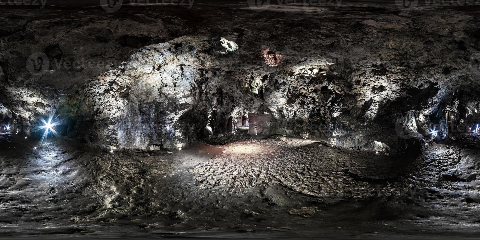 full sömlös sfärisk hdri 360 panorama inuti underjordisk drake grop grotta i likriktad utsprång, vr ar virtuell verklighet innehåll. foto