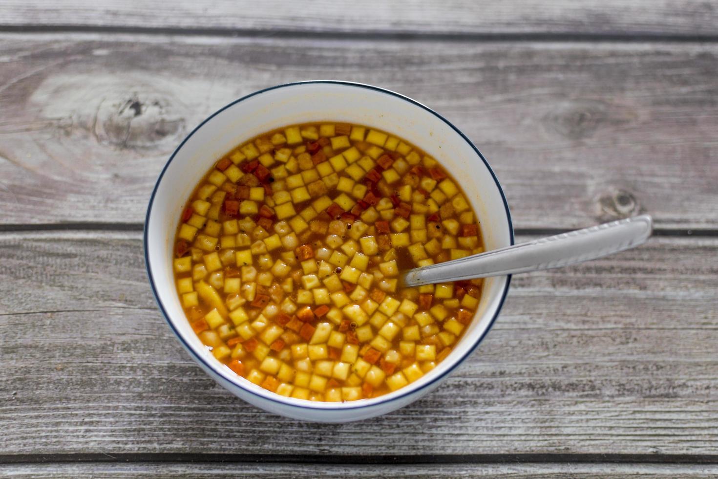 skål tomatsoppa med krutonger. foto