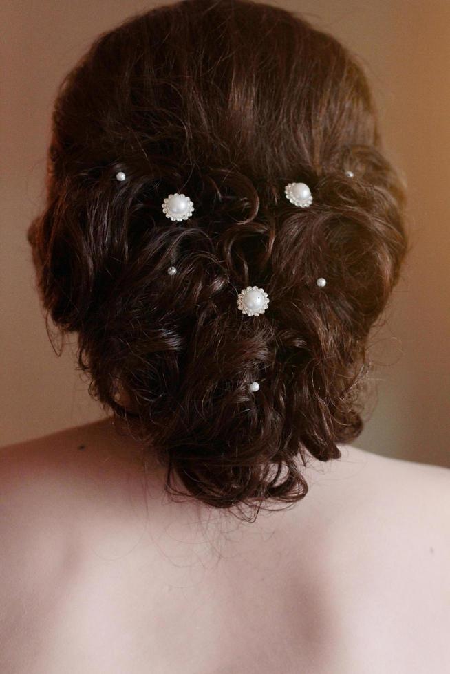 brud med en skön frisyr i bröllop dag. foto