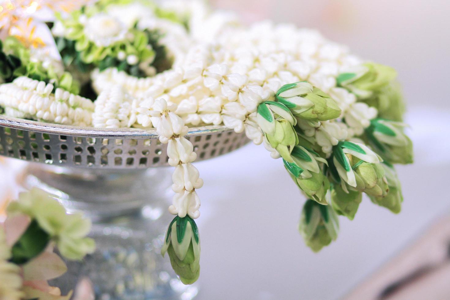 blomma kransar på en guld bricka i tradition thai bröllop ceremoni dag. jasmin krans foto