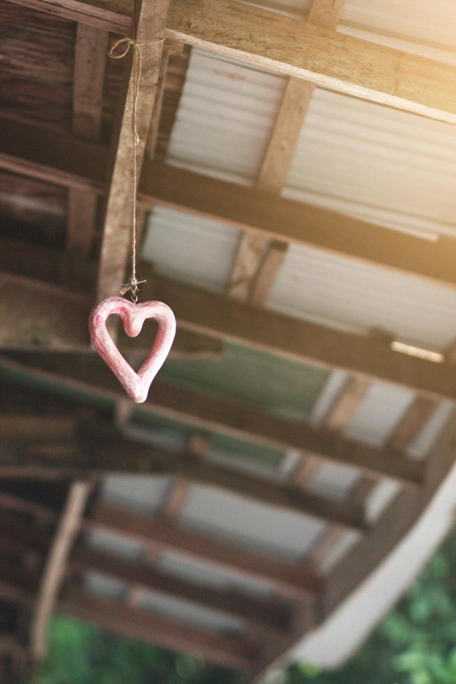 form trä- hjärta hängande på tak dekorera i bröllop ceremoni. valentine dag begrepp foto