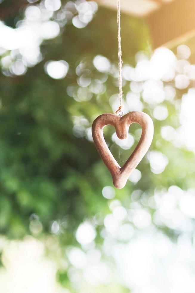 form trä- hjärta hängande på tak dekorera i bröllop ceremoni. valentine dag begrepp foto