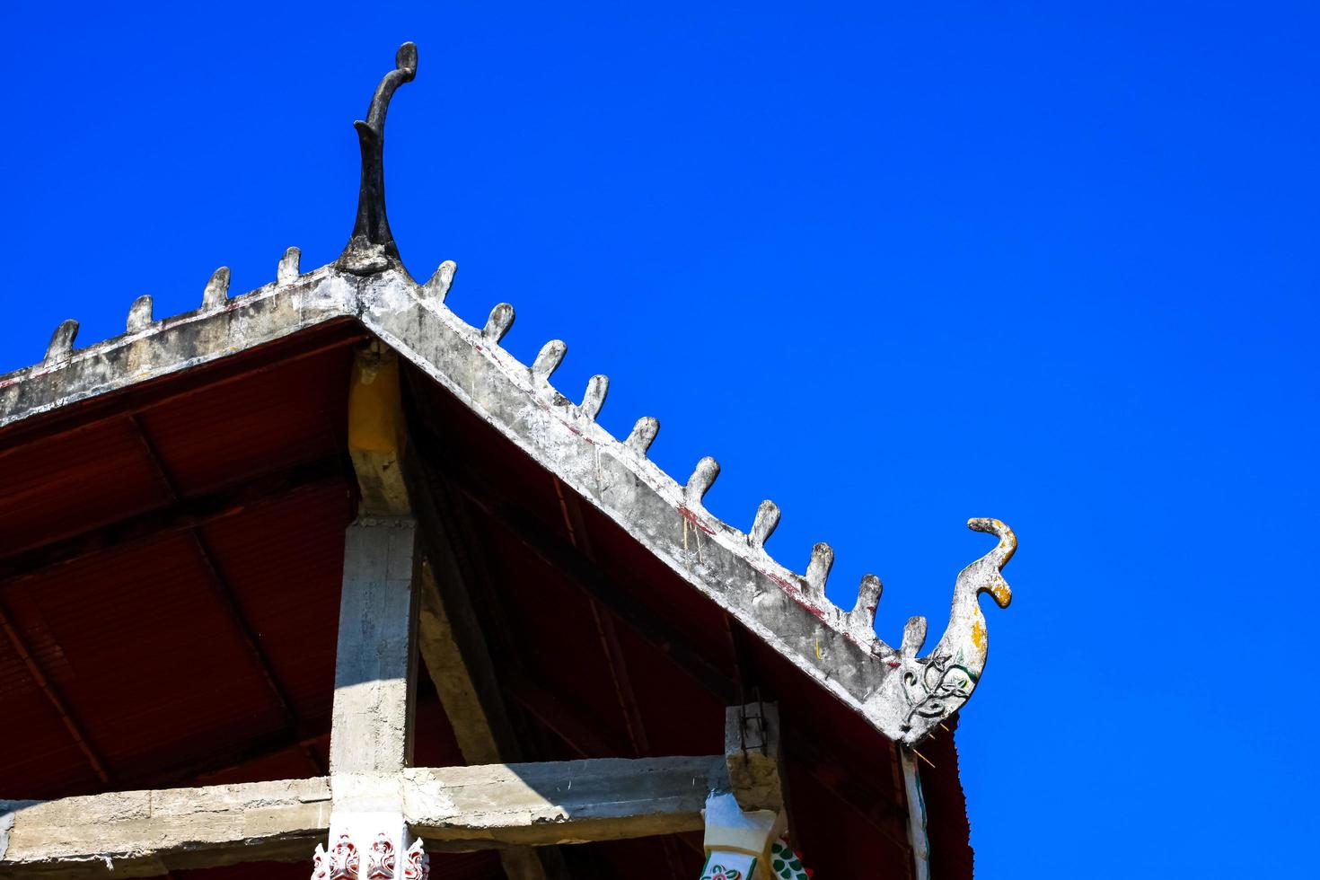 trä- vit naga på konst roosskulptur på gammal buddhism tempel tak av thai tempel, thailand foto