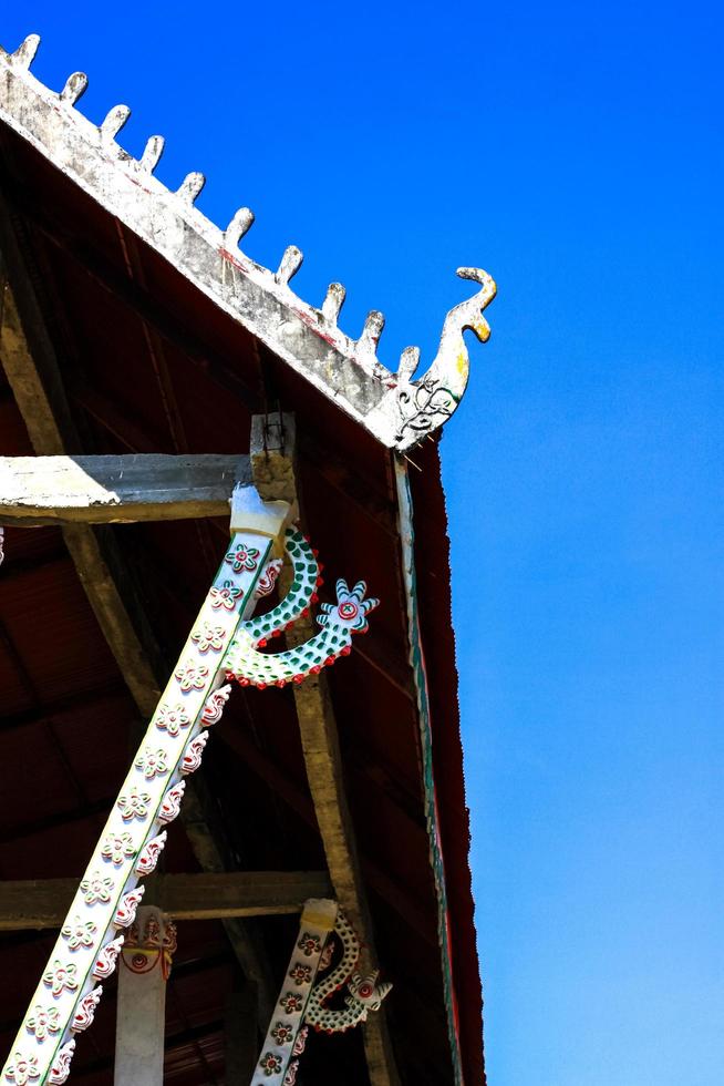 trä- vit naga på konst roosskulptur på gammal buddhism tempel tak av thai tempel, thailand foto