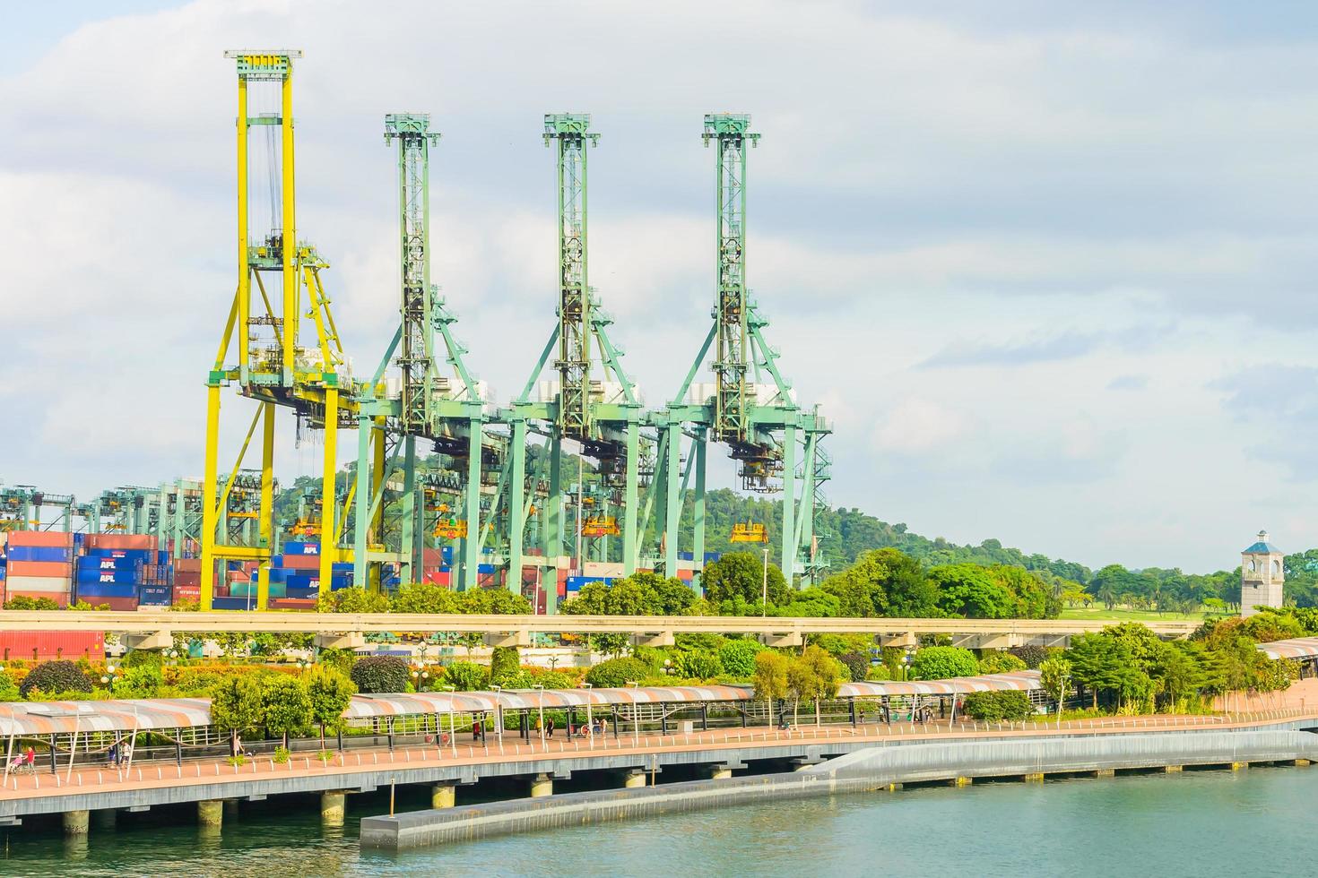 kranar i hamnen i singapore foto