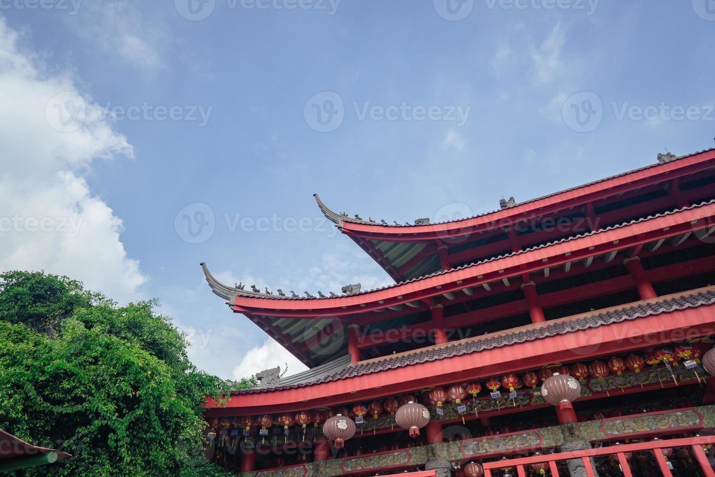 takpannor av traditionell kinesisk tempel när dag tid av kinesisk ny år. de Foto är lämplig till använda sig av för kinesisk ny år, lunar ny år bakgrund och innehåll media.