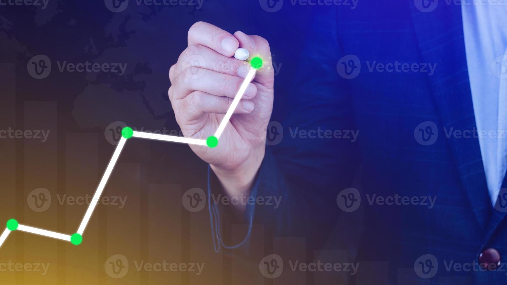 affärsman teckning tillväxt kurva, tillväxt prognos Diagram, bussiness Framgång begrepp. hand teckning en Graf representerar ökande vinster. foto