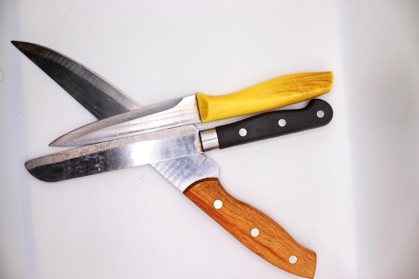 3 rostfri stål knivar på vit bakgrund, för kök foto