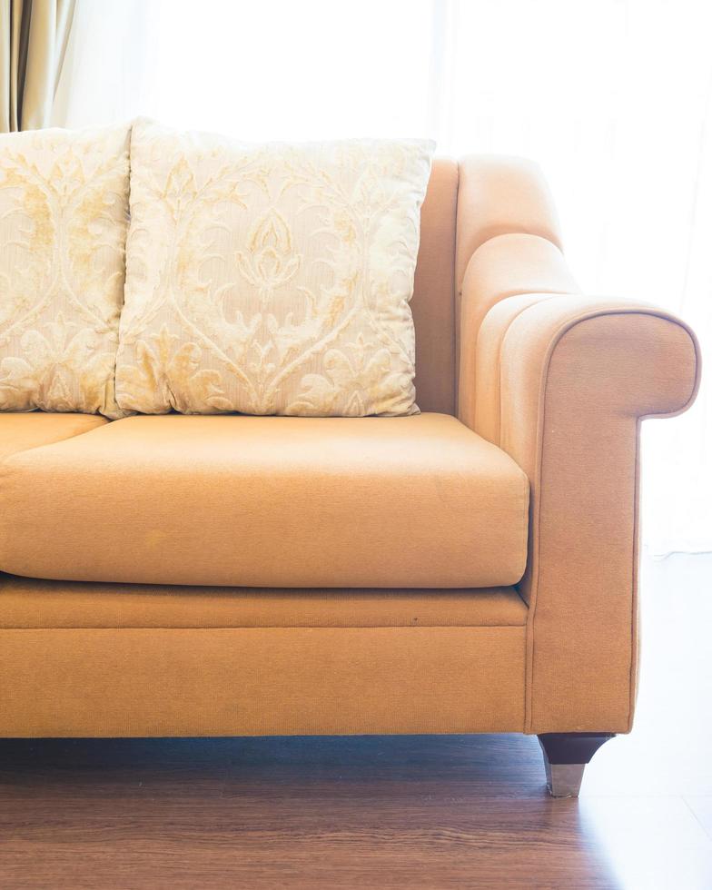 kudde på soffadekoration i vardagsrumsinredning foto