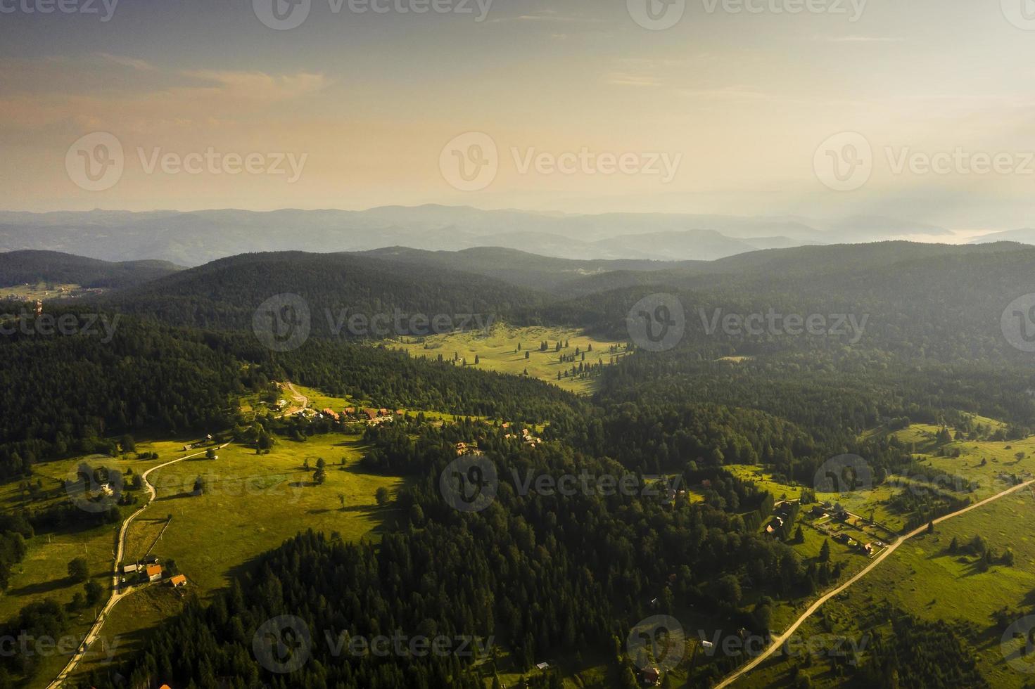 Flygfoto på bergskogen en sommardag foto