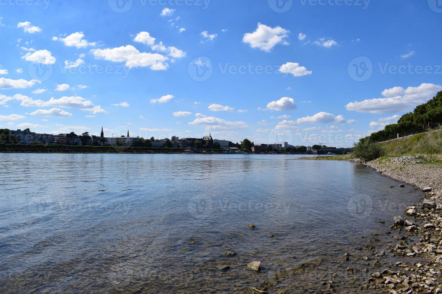 bred blå rhen, beuel Strand med se till bonn foto