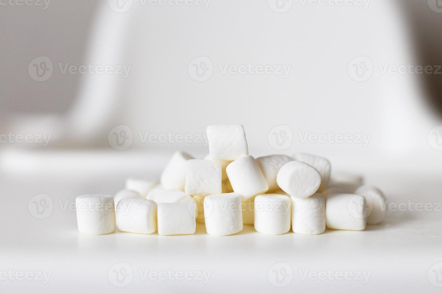 marshmallow pyramid. marshmallows på en vit bakgrund foto