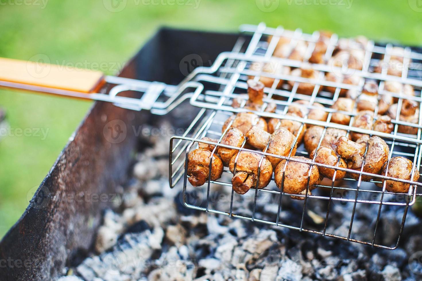 marinerad svamp champignons friterad på de grill foto