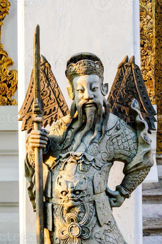 en skulptur från en thailand tempel foto