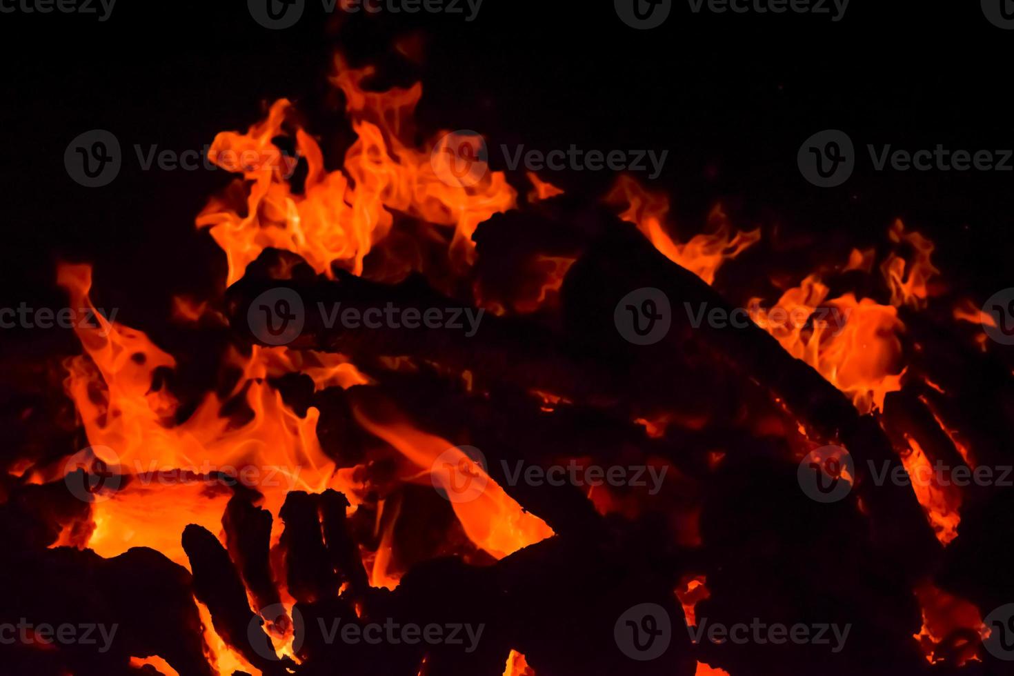 eldslågor på svart bakgrund, flamma eld flamma textur bakgrund, vackert, elden brinner, eld lågor med ved och kogödsel bål foto