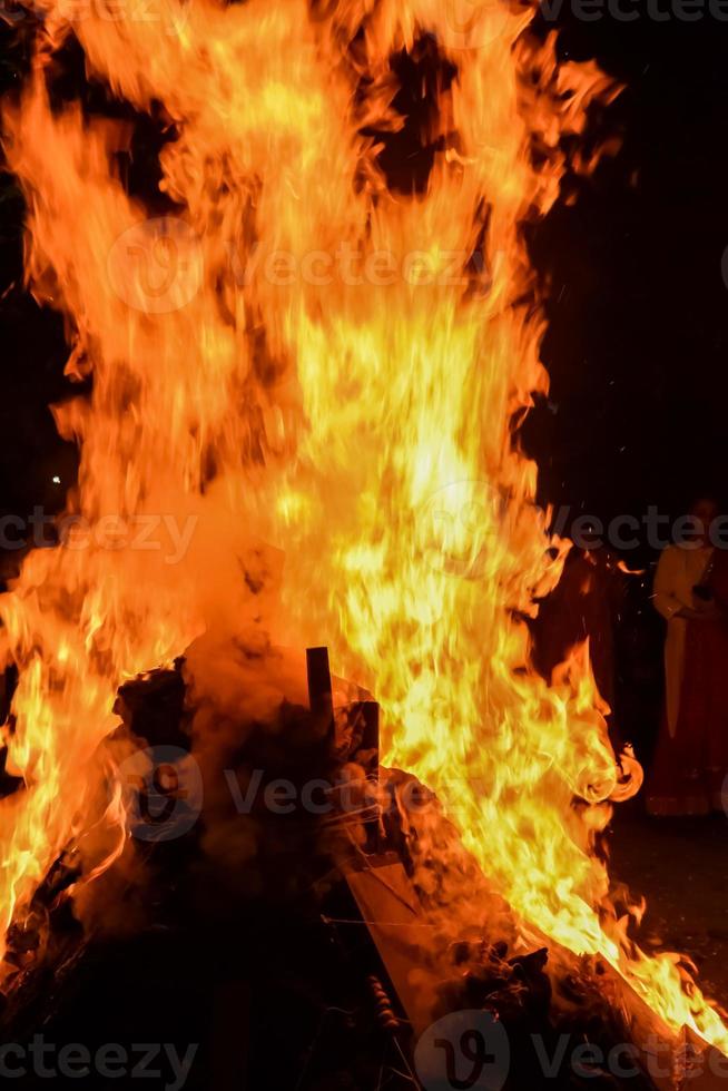 eldslågor på svart bakgrund, flamma eld flamma textur bakgrund, vackert, elden brinner, eld lågor med ved och kogödsel bål foto