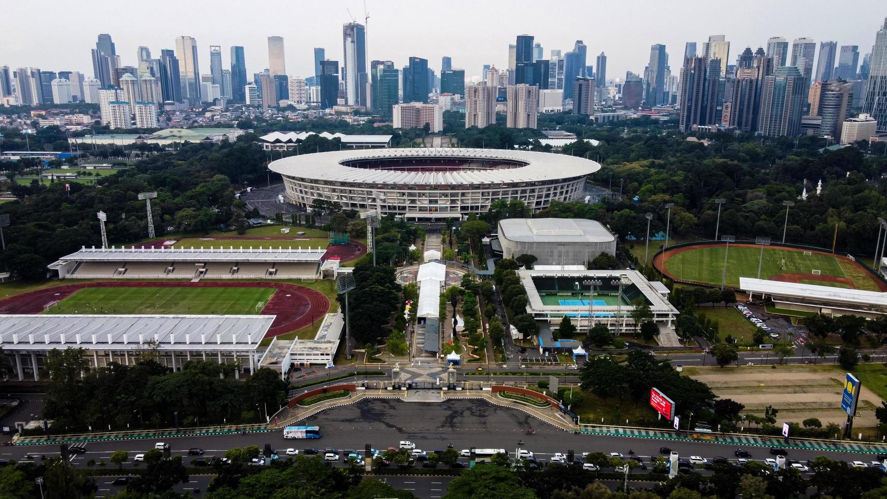 jakarta, indonesien 2021- fotbollsstadion i gelora bung karno i centrala jakarta foto