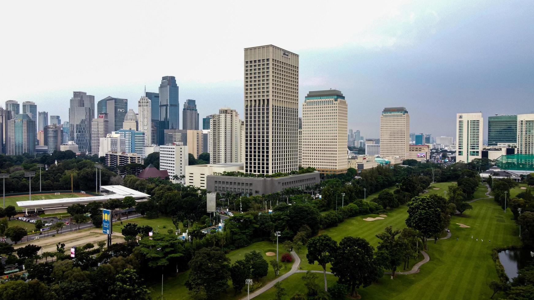 jakarta, indonesien 2021- Flygfoto över byggnader i staden jakarta foto