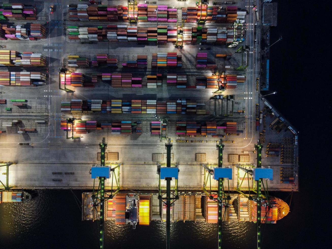 jakarta, indonesien 2021- Flygfoto över containerfartygs lastning och lossning i djuphavshamnen, logistisk import och export av godstransporter med containerfartyg i öppet hav på natten foto