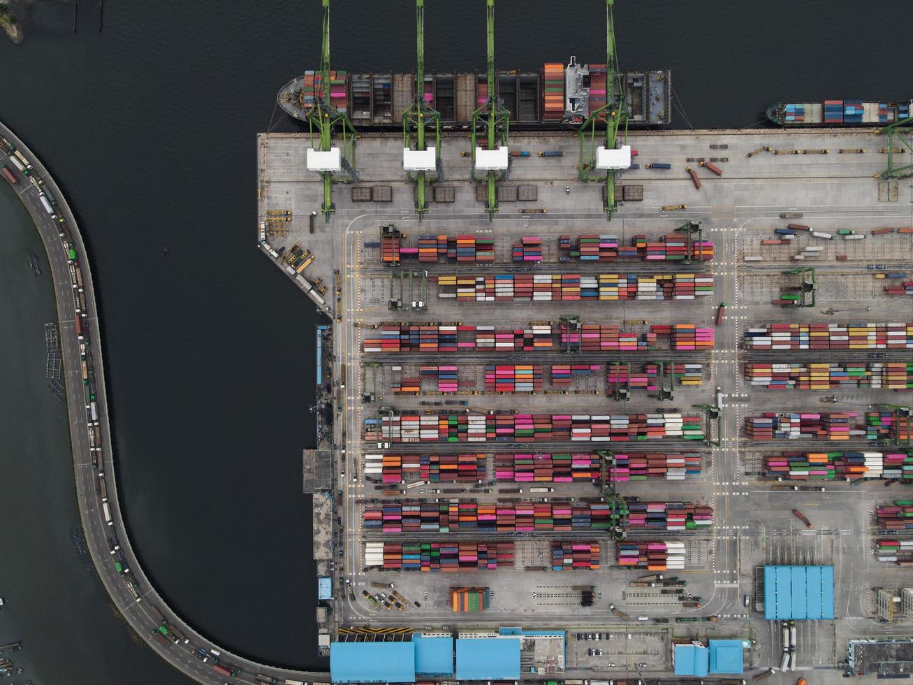 jakarta, indonesien 2021- Flygfoto över containerfartyg lastning och lossning i djuphavshamn, import och export godstransport foto