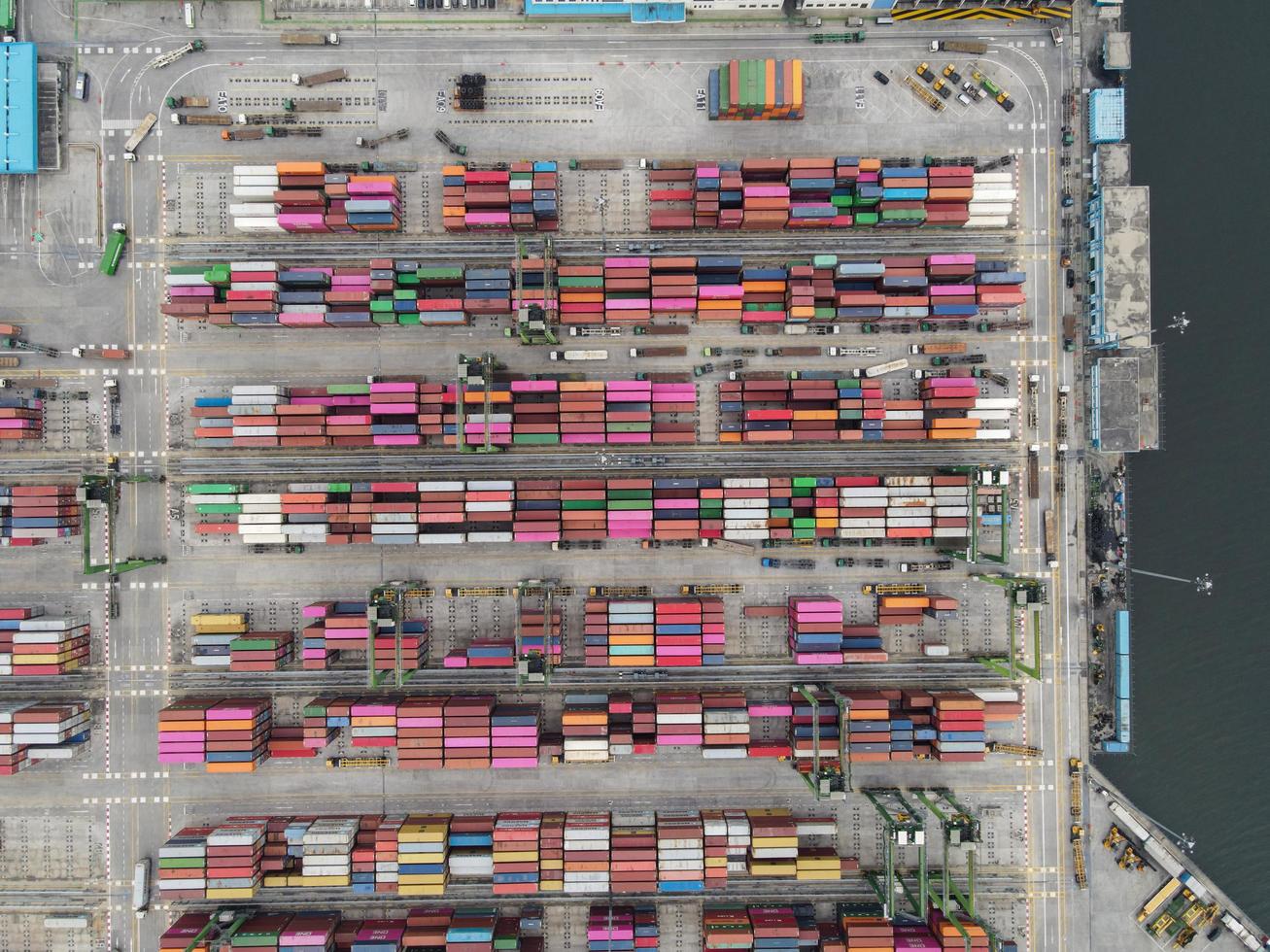 jakarta, indonesien 2021- Flygfoto över containerfartyg lastning och lossning i djuphavshamn, import och export godstransport foto